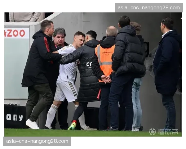 特写:弗赖堡主场球迷在球队落后时高唱队歌,声援球队 特写:弗赖堡主场球迷在球队落后时高唱队歌,声援球队