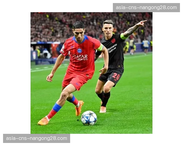 特写：比赛第90分钟，勒沃库森小将打进德甲处子球后奔向教练席